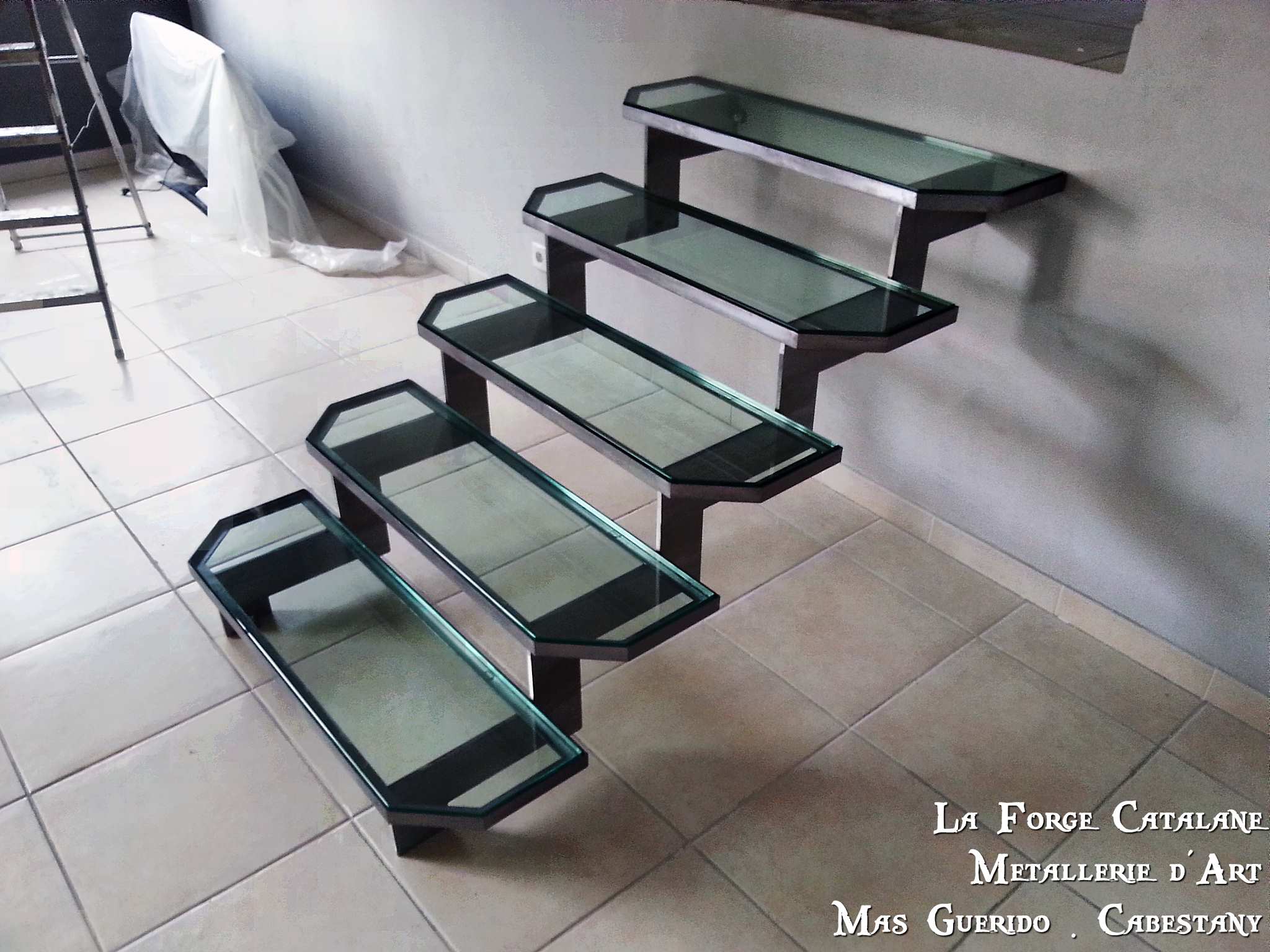 Escalier limons cremaillere marches verre 3 forge catalane.jpg